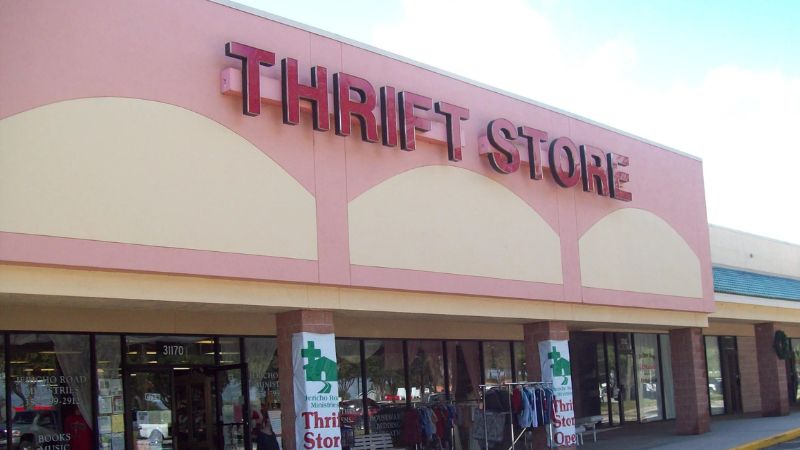 7 Things Majority Of Peoples Always Buy at Thrift Stores